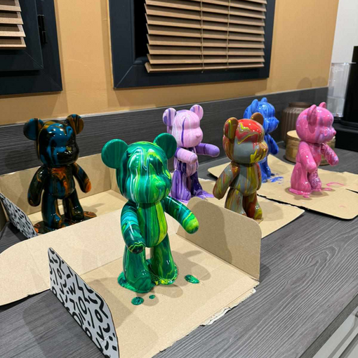 Moshibears peints en vert, bleu, rose et violet en train de sécher